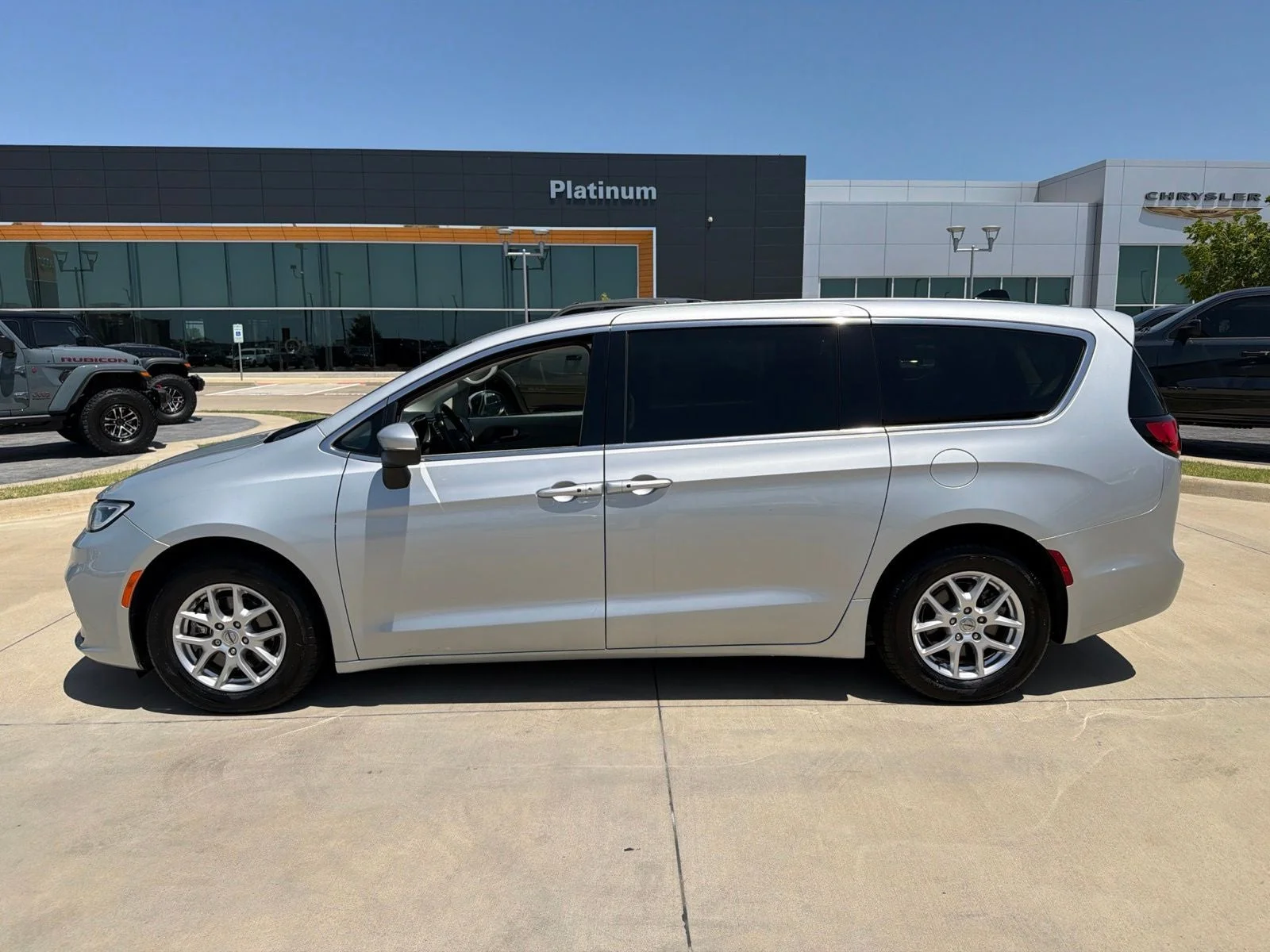 Chrysler-Pacifica-1