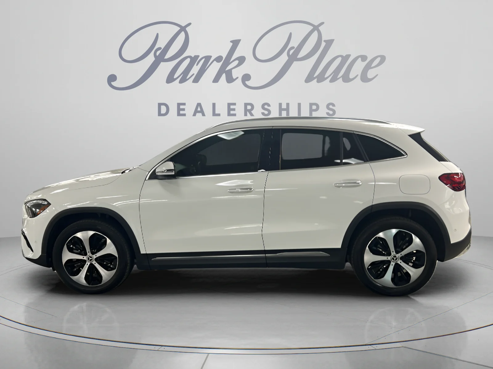 Mercedes-Benz-GLA-1